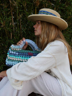 Sac crocheté main avec fils recyclés – design coloré et unique