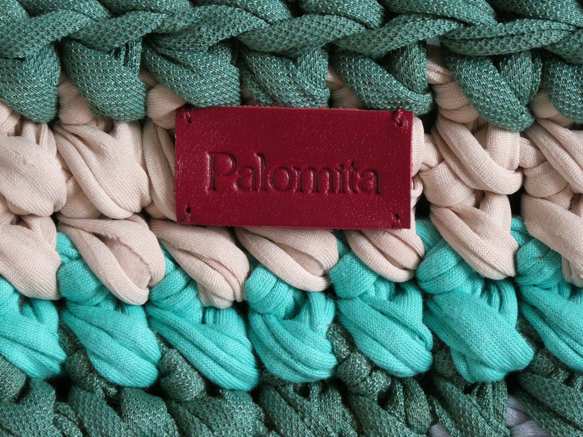 Sac crocheté main avec fils recyclés – design coloré et unique